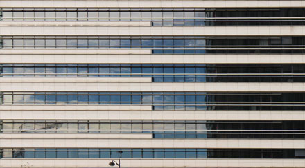 Façade horizontale panneaux blanc et verre