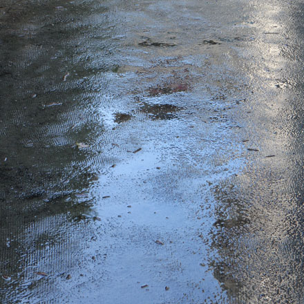 Reflet sur sol de béton mouillé