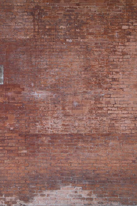 Haut mur de brique rouge délavé