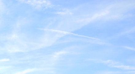 Ciel bleu nuages légers