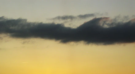 Ciel jaune et nuage noir