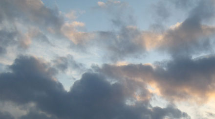 Ciel bleu contrasté avec nuages gris
