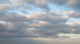 Ciel bleu et nuages roses