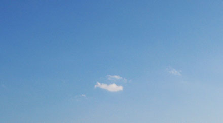 Ciel bleu et nuage seul