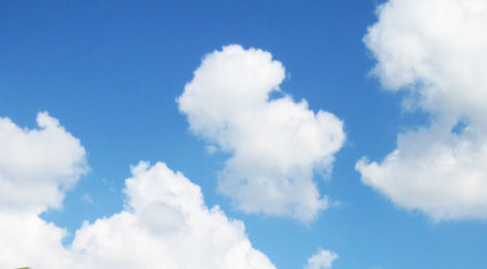 Ciel bleu nuages blancs