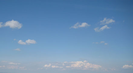 Ciel bleu et petits nuages