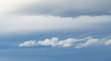 Ciel bleu et nuages épais gris