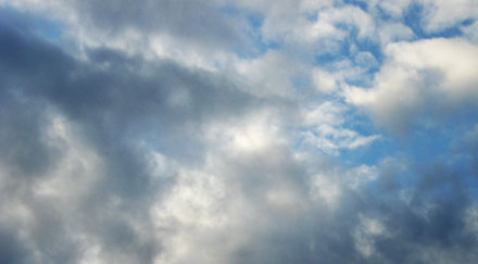 Ciel contrasté nuages gris et noirs