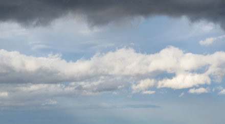 Ciel bleu avec nuages blancs et noirs