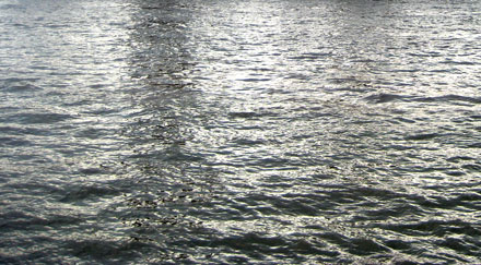 Reflets sur l'eau d'un fleuve