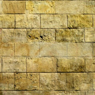 Mur de grands blocs de pierre calcaire jaune
