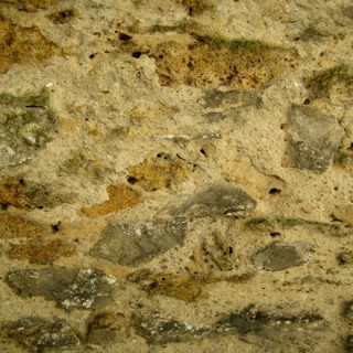 Gros plan de mur de pierres en meulière